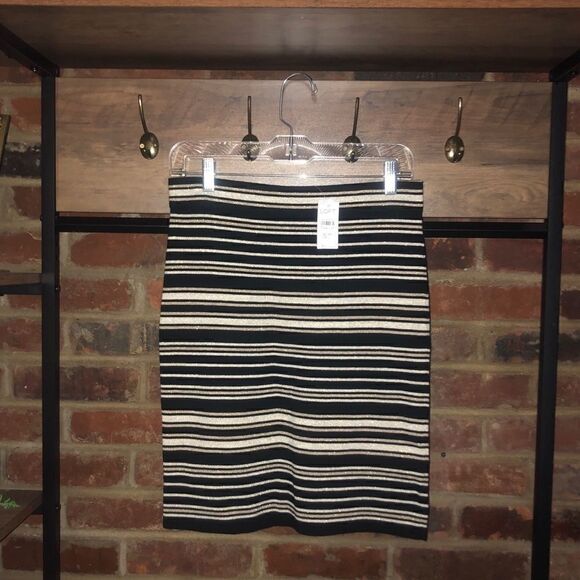 NWT
LOFT Black & Shimmery Gold Stripe Skirt - Sz SP - Picture 3 of 16